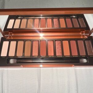 Urban Decay Naked Heat Eyeshadow Palette
